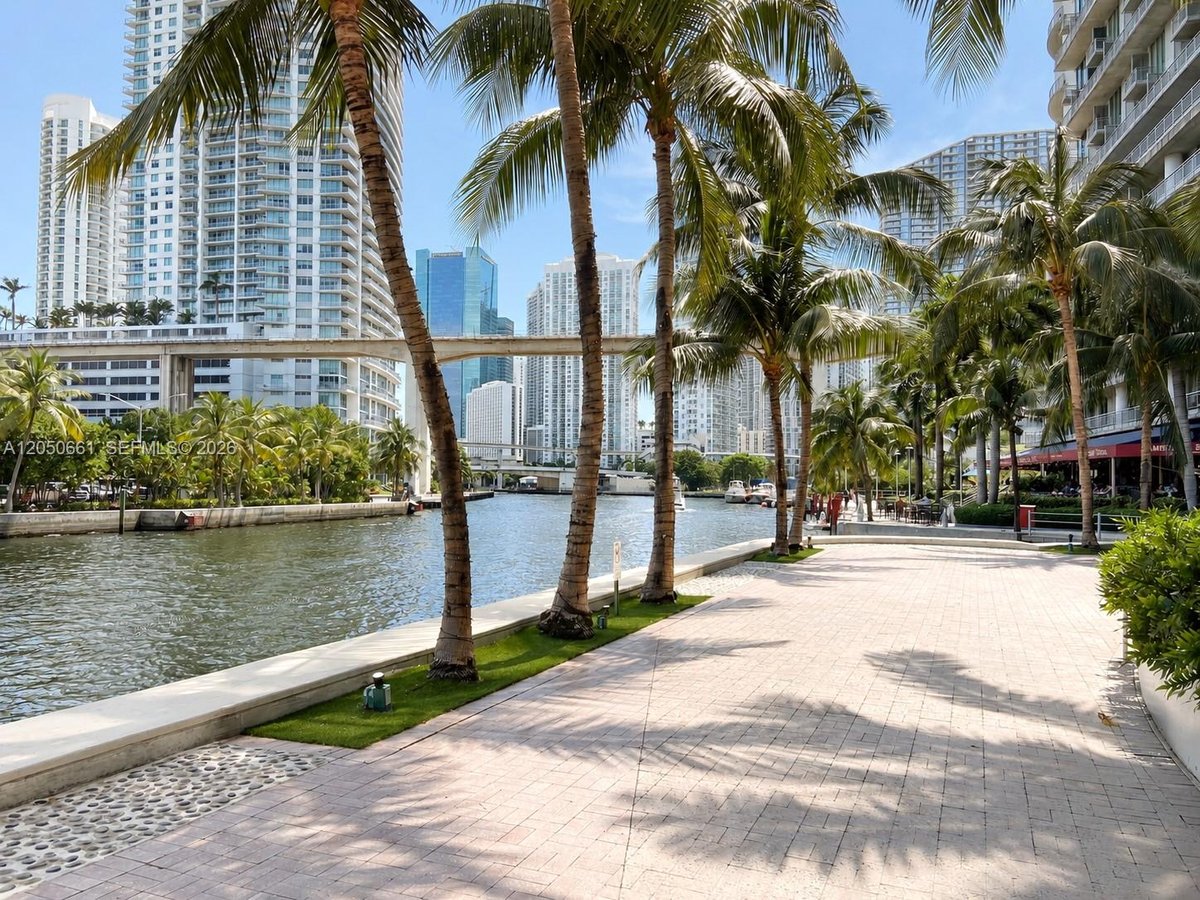 185 SW 7th St # 3704, Miami FL 33130