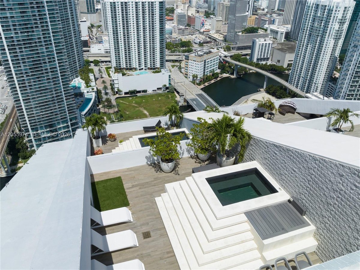 88 SW 7th St # 4303, Miami FL 33130
