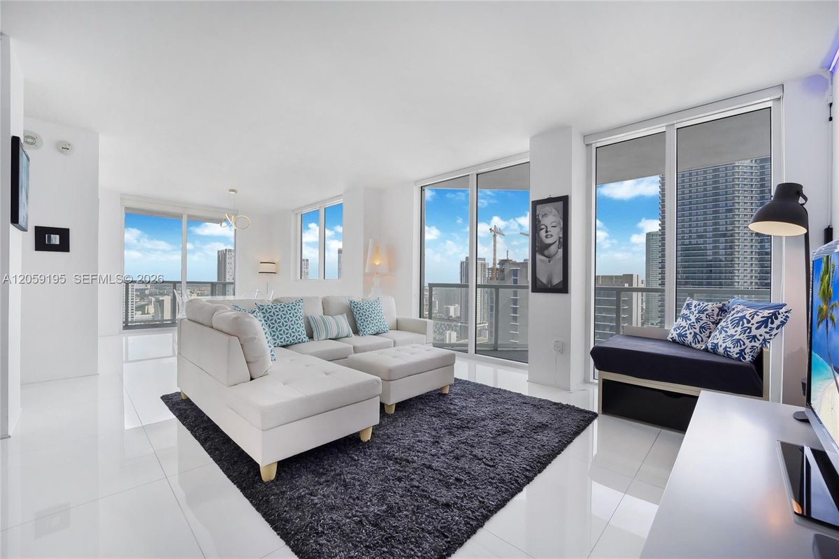 253 NE 2nd St # 3302, Miami FL 33132