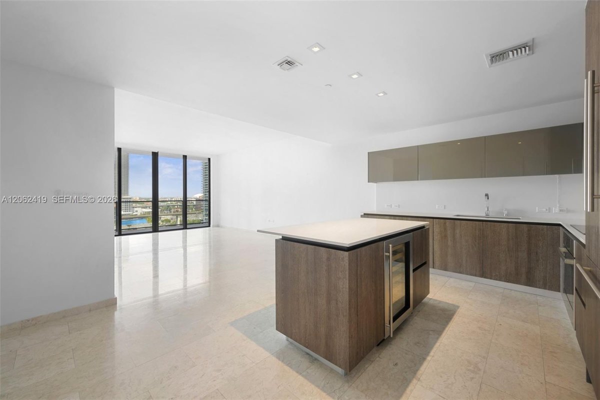 68 SE 6th St # 910, Miami FL 33131