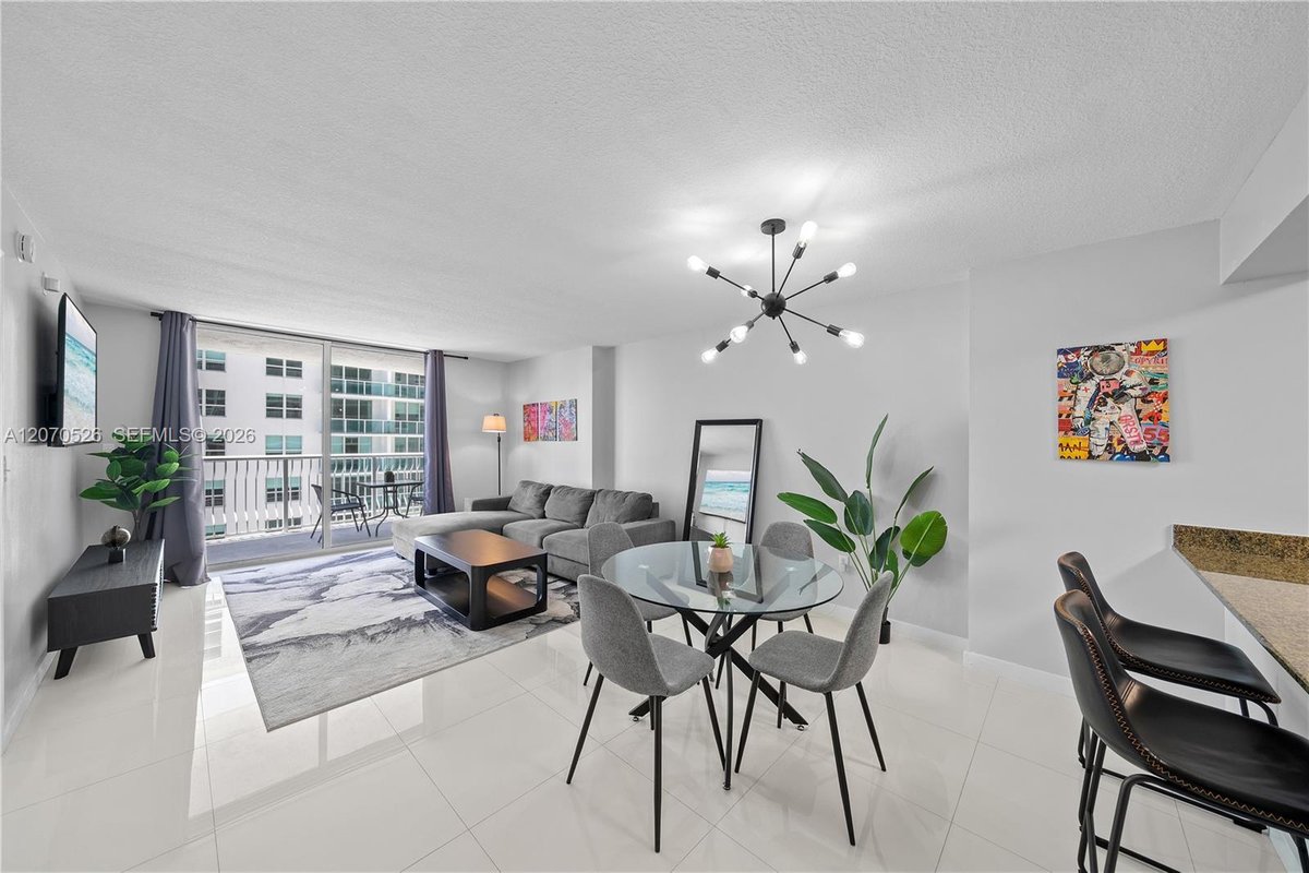 1200 Brickell Bay Dr # 2205, Miami FL 33131