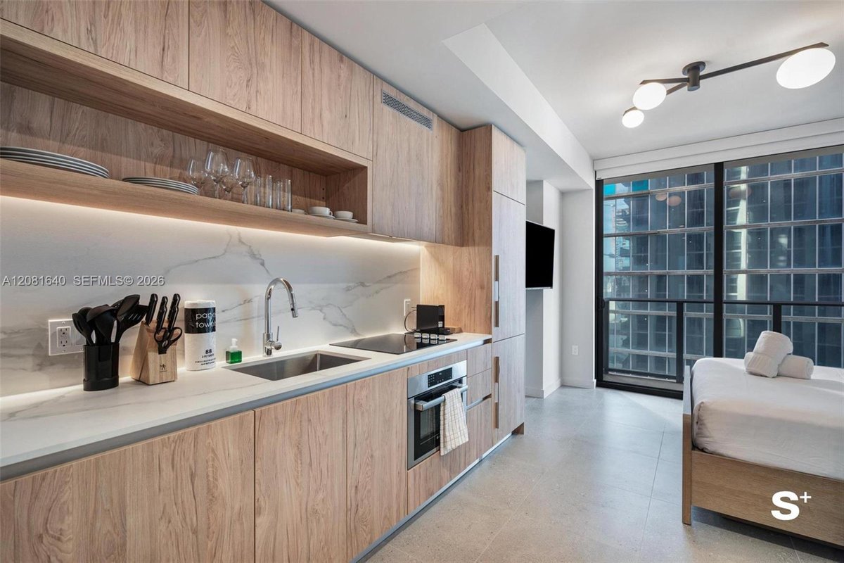 11 NE 6th St # 2206, Miami FL 33132