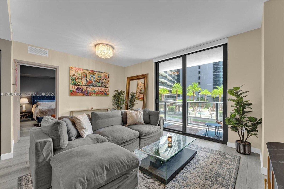 45 SW 9th St # 1002, Miami FL 33130