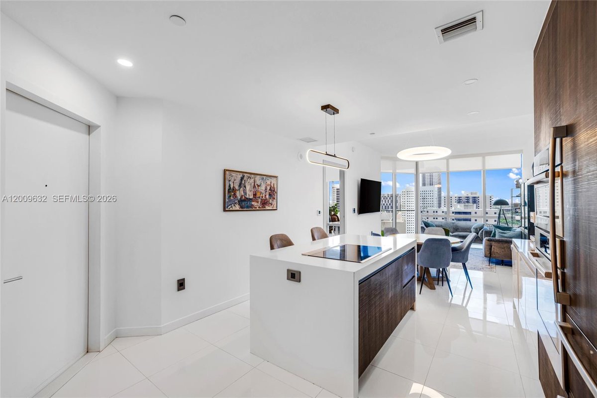 851 NE 1st Ave # 1408, Miami FL 33132