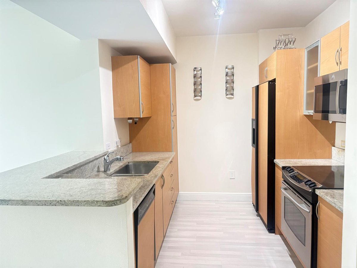 2775 NE 187th Street # 325, Miami FL 33180