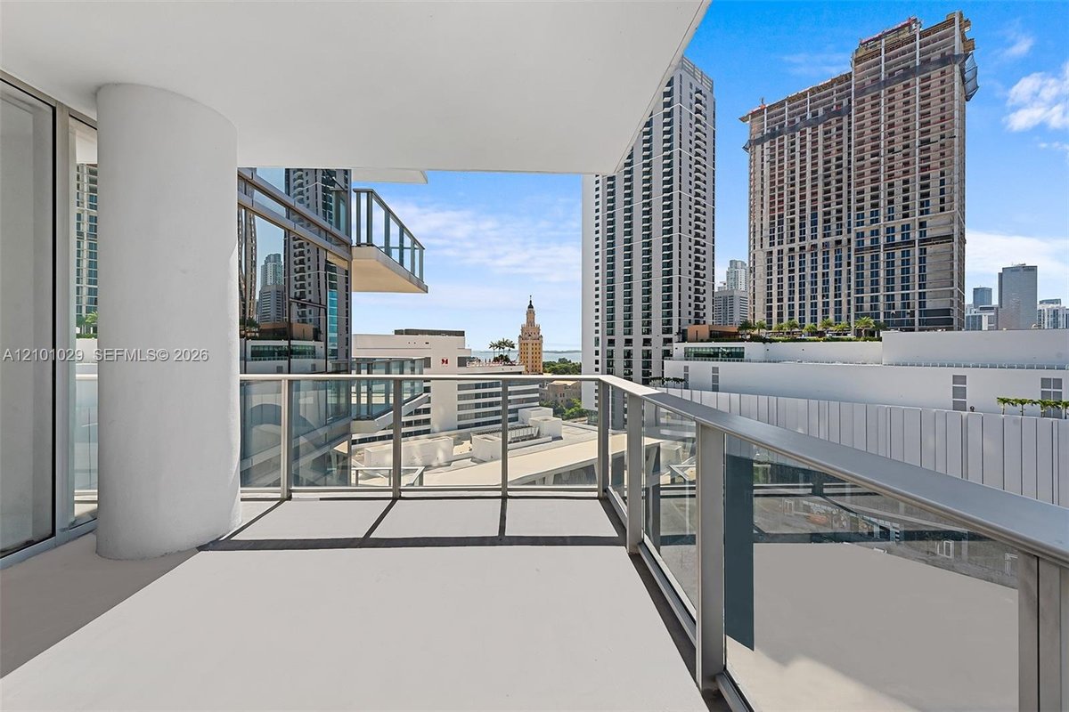 851 NE 1st Ave # 1012, Miami FL 33132