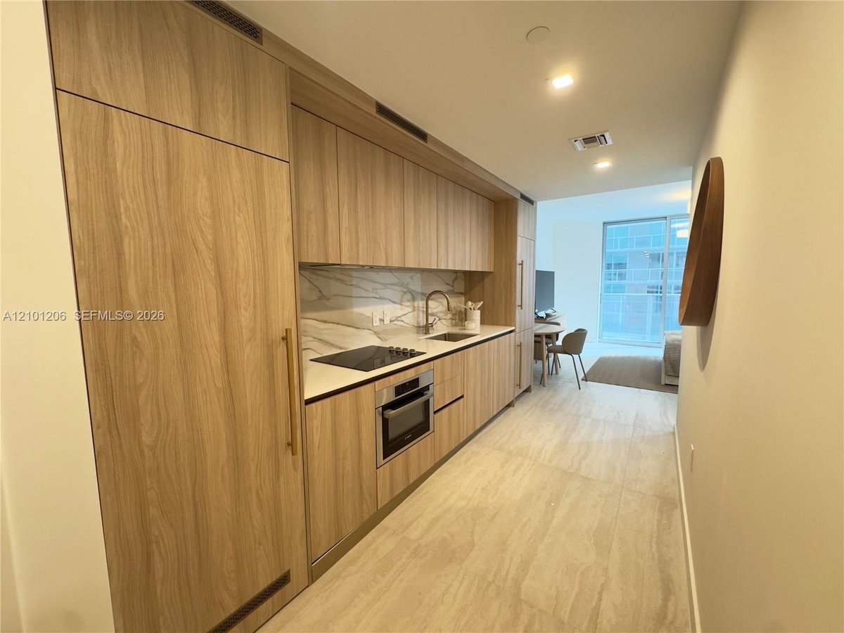 77 SE 5th # 1909, Miami FL 33131