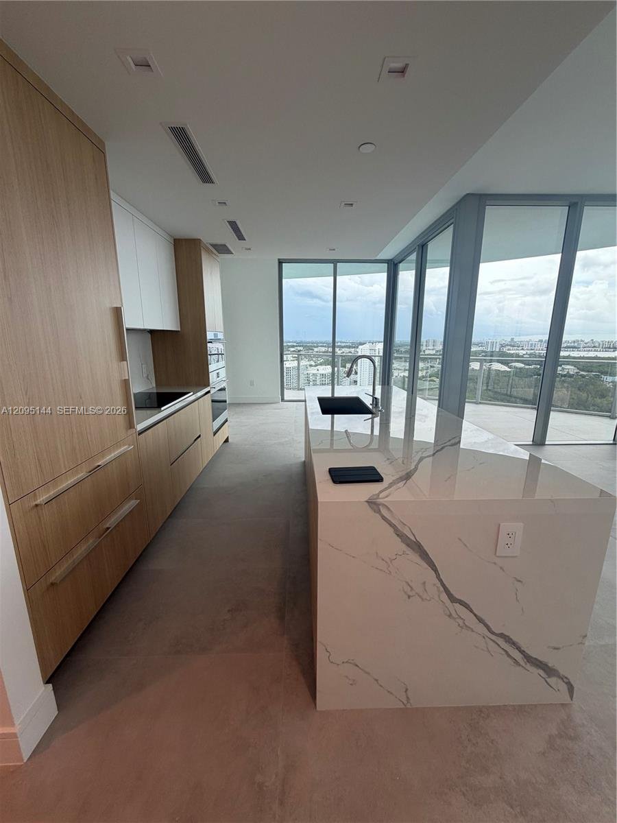 2411 Laguna Cir # 2911, North Miami FL 33181